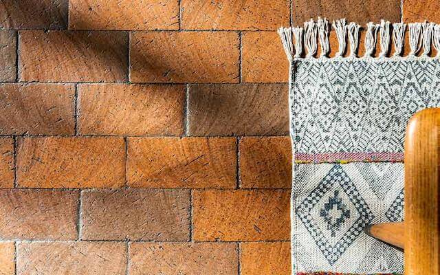 فرشی پر از پول را با آجر خریداری کردم