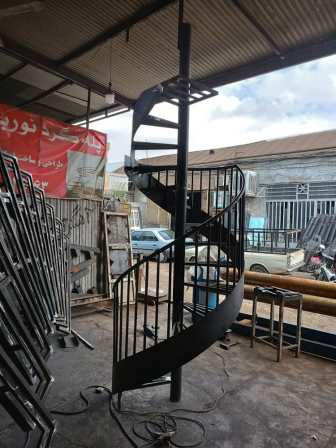 سازنده پله گرد در شرق تهران سازنده پله گرد در شرق تهران: در اکثر سایت های مربوط بع دکوراسیون که در گوگل فعالیت می کنند. مقالات بسیار زیادی مربوط به طریقه ساخت پله پیچ و نقش آن در دکوراسیون های داخلی و خارجی ویلاهای دوبلکس آمده استت. این یعنی سازنده پله گرد در شرق تهران وظیفه ای بسیار مهم خواهد داشت که اصلی ترین آنها طراحی فضاهای داخلی آپارتمان برای چگونه نصب کردن راه پله به این منظور که در فضایی معین شده بهتر است ورودی و خروجی اصلی پله به کدام سمت باشد. تا کارفرما بتواند به نحو احسنت از آن وسیله فلزی استفاده کند. و سایر جزئیات باید دقیقا به اندازه های استاندارد این حوضه نزدیک باشد. به طور مثال ارتفاع هر کف پله ایده آلش 18سانتی متر و الزاما باید همه ارتفاع ها در سرتا سر مسیر راه پله به یک اندازه باشند. عرض قسمت پاخور نباید از 35سانتی متر کمتر بوده به دلیل جایگذاری بهتر پا بر سطح رویین هر کف پله و عواملی دیگر از این قبیل همانند سر خور نبودن پاگرد در برخی راه پله های غیر استاندارد که توسط سازندگان بی تجربه طراحی و ساخته شده اند. در حین پایین رفتن یا بالا آمدن قسمت زیرین پاگرد یا با سر برخورد می کند. یا باعث سر ترس شدن می شود. این یعنی همه زحمات سازنده به باد فنا رفته است. قیمت های پله گرد چگونه برآورد می شود؟ در پله گرد نوربخش فیمت های کلی براساس هر متر ارتفاع می باشد. و رنج قیمتی از مقدار پایین یا ارزان قیمت به بالا بر اساس طرح پیشنهادی و میزان کاربری در اجرای آن طرح یعنی هر چقدر ساخت پله پیچ سخت تر باشد. مسلما گران تر است. یا بالعکس متریال و ضخامت فلزات مورد استفاده در اجرای پله دوبلکس فلزی هم بخشی مهم در انتخاب قیمت این محصول دکوراتیو می باشد معلوم است که یک سازه فلزی 100کیلوگرم ارزان تر از نمونه مشابه 500کیلویی می باشد که کلیه این برآورد های هزینه ای در قیمت پله پیچ در سال 1402 به آن پرداخته شده است. انواع پله دوبلکس فلزی: پله دوبلکس انواع متعددی از لحاظ شکل ظاهری دارد اگر نقشه شما صاف باشد. نام ها از قبیل رفت و برگشت و 3 پاگرده،مفصلی صاف،معلق شاسی مخفی ولی اگر در طرح های انتخابی پای گردون به میان بیاید. از راه پله گرد دورلوله شروع می شود. و در ادامه تک محور کنسولی در برخی مواقع 2محور کنسولی،2 طرف باکس یا ورق ضخیم البته می توان با کمی تغییر در نحوه ساخت و شکل ظاهری مدل های تازه ای را یک سازنده پله گرد در شرق تهران ابداع کرد. ولی اساس نامگذاری پله دوبلکس همین مواردی بود که خدمتتان عرض کردم. آهنگری در شرق تهران: یک سازنده راه پله گرد می تواند از قبل با چالش های زیادی روبه رو شده باشد. و در ساخت انواع مصنوعات فلزی از جمله درب های آهنی مدرن و یا فرفورژه، تولید و نصب انواع حفاظ آهنی، نرده های پله چه صاف و چه پیچ دار، اجرای سقف های شیروانی و مواردی دیگر از این قبیل همانند ساخت آلاچیق درحیاط ویلا یا بالای پشت بام، انواع حفاظ های روی دیوار از جمله آبشاری یا شاخ گوزنی،ساخت درب های آکاردئونی پله گرد نوربخش در حوضه آهنگری در شرق تهران می تواند یاری رسان خوبی برای شما باشد. قبل از انجام هر کاری در هر حوضه ای لازم است مشورت های لازم را از یک یا چند تیم با تجربه کسب کنید. تا هم از قیمت ها و اجرت ها اطلاع کسب خود و تا حدی با نحوه ساخت آشنایی داشته باشید. و بدانید که یک محصول فلزی می تواند نهایتا در چند روز ساخته و نصب شود.