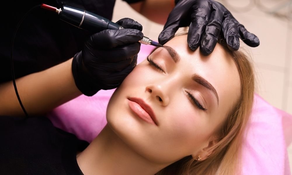 مزایا و معایب آرایش دائمی چشم، لب و ابرو