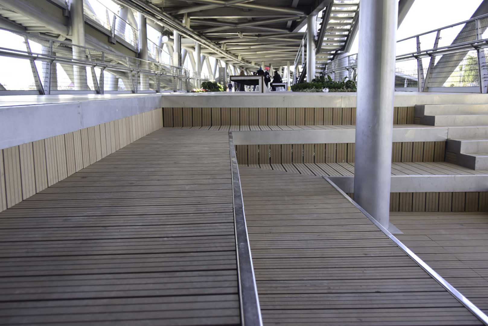 چوب پلاست در مبلمان شهری