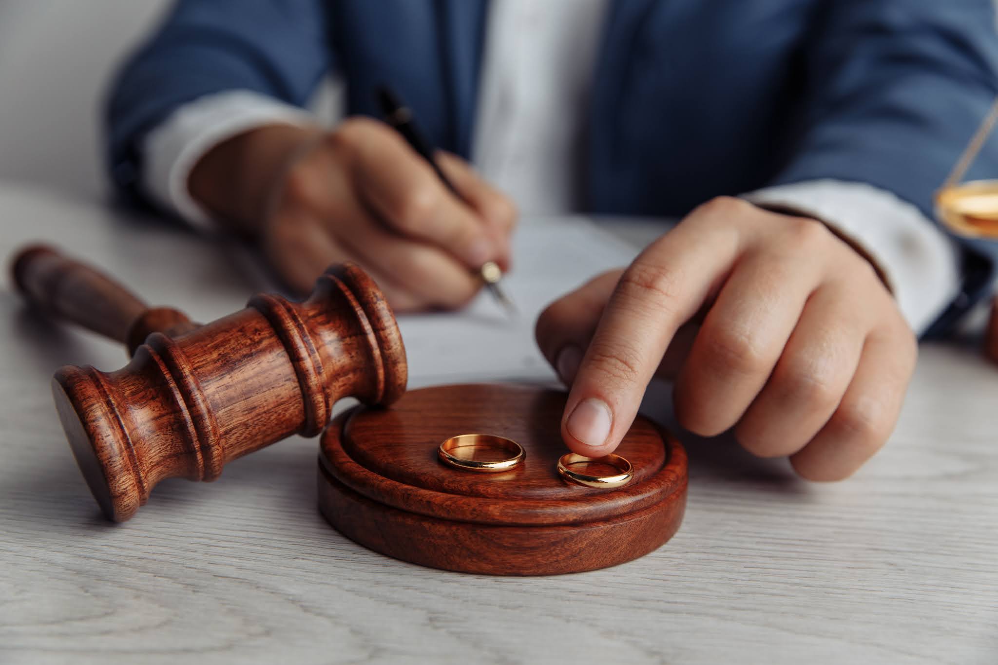 مشاوره حقوقی زن برای جدایی از شوهرش