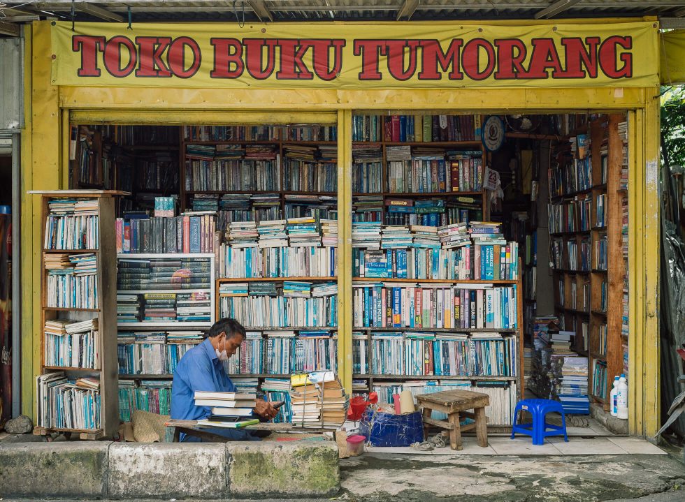 چرا باید کتاب دست دوم خریداری کرد؟