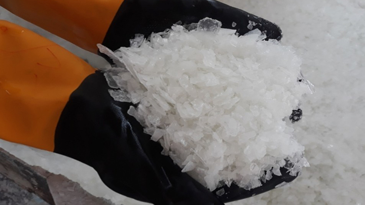 مهمترین کاربرد سود پرک در صنعت: از تصفیه آب تا تولید شوینده‌ها!