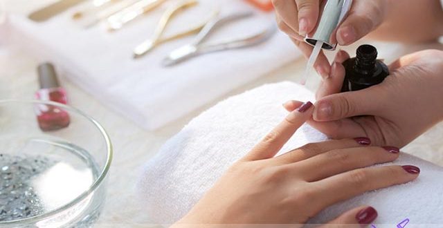 چگونه یک ناخن کار حرفه‌ای در تهران پیدا کنیم؟