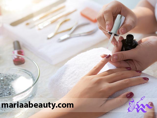 چگونه یک ناخن کار حرفه‌ای در تهران پیدا کنیم؟