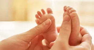 آموزش ماساژ نوزاد در خانه: تکنیک‌های ساده برای تقویت ارتباط والدین و کودک