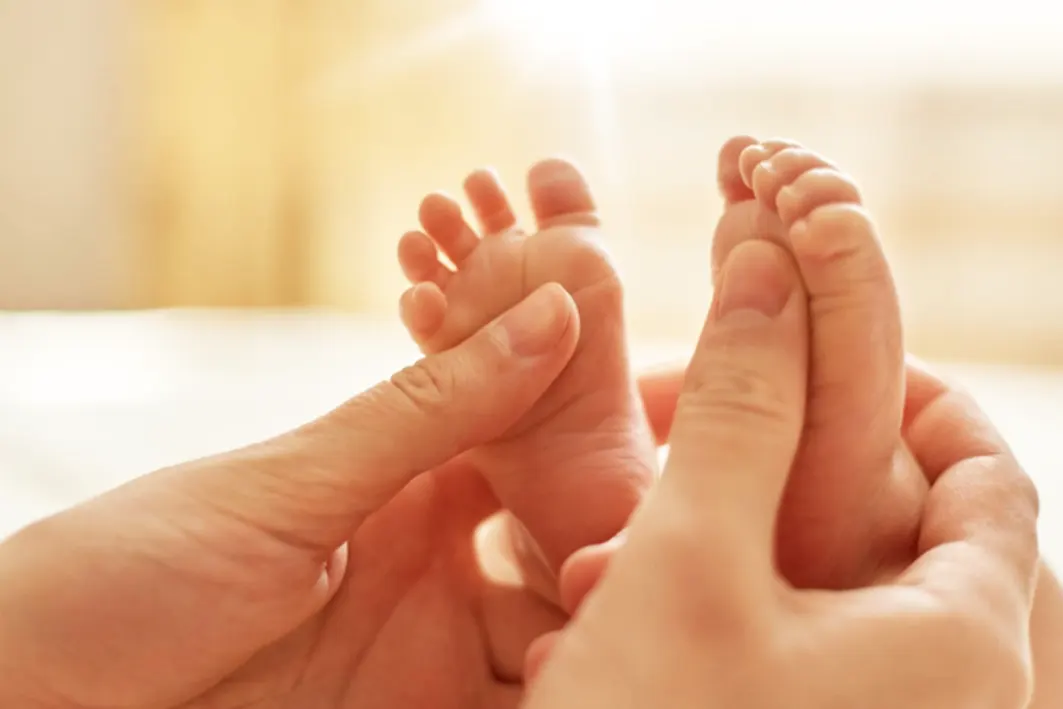 آموزش ماساژ نوزاد در خانه: تکنیک‌های ساده برای تقویت ارتباط والدین و کودک